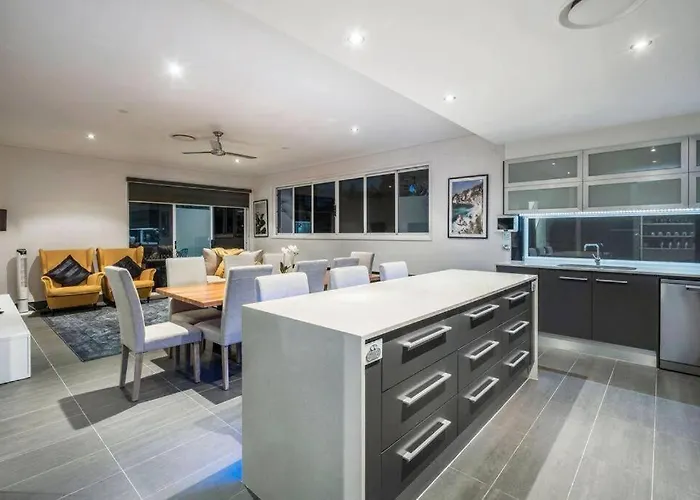 Large Spacious 4Br4B Surfers Villa With Pool 1